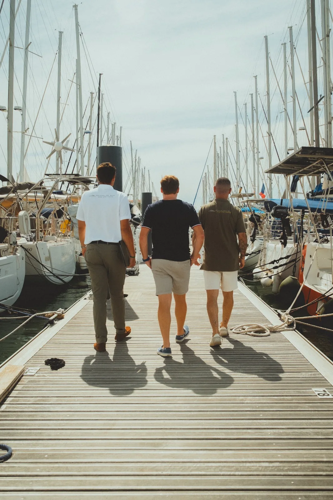 L'équipe de courtiers nautiques Brigade des Mers sur les pontons, en Méditerranée