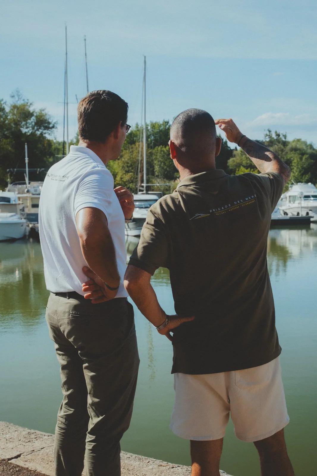 Les courtiers Brigade des Mers face au bassin d'un port de plaisance méditerranéen